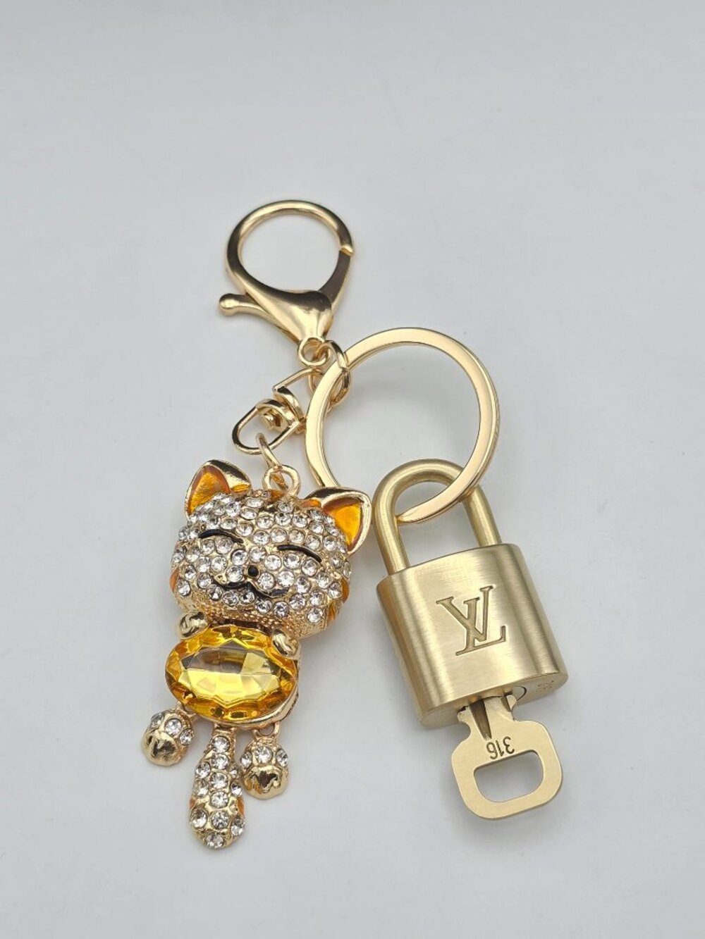 Authentic Louis Vuitton Lock & Key Gold ✨ Unbranded Cat Keychain Bag Charm LV - Picture 8 of 10